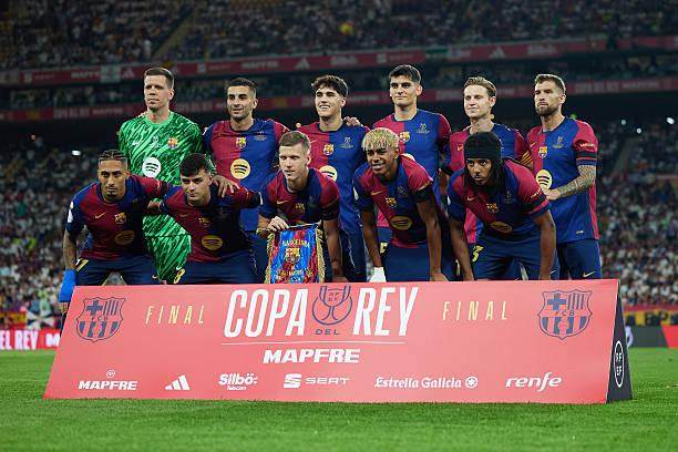 甘超对阿奇姆彭做闭嘴手势，钟义浩扳平比分后做同样手势回击